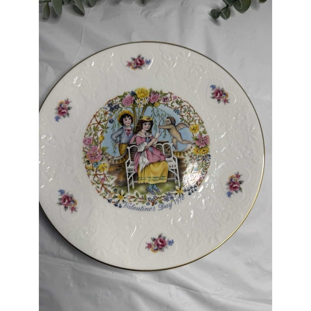 Royal Doulton Vintage 1977  Valentine's Day Decorative China Plate